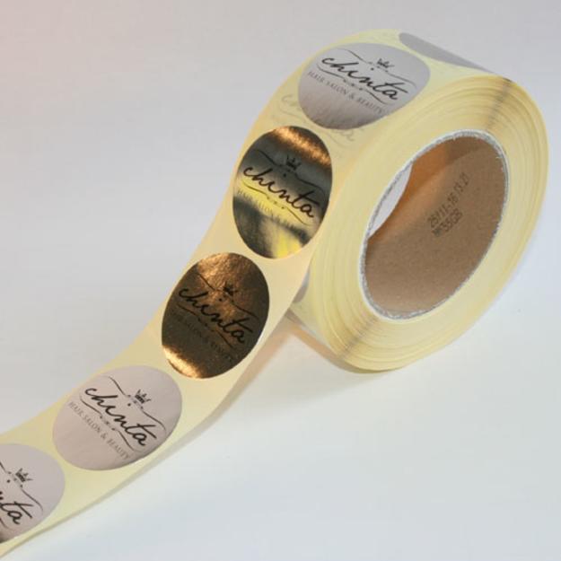 Etiquette autocollante argentée personnalisable en rouleau. Jolie couleur métallique, idéal pour les fêtes de fin d'année