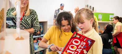 Unterstützung des National Literacy Trust bei seiner Aufgabe, die Lese- und Schreibfähigkeit in ganz Deutschland zu fördern