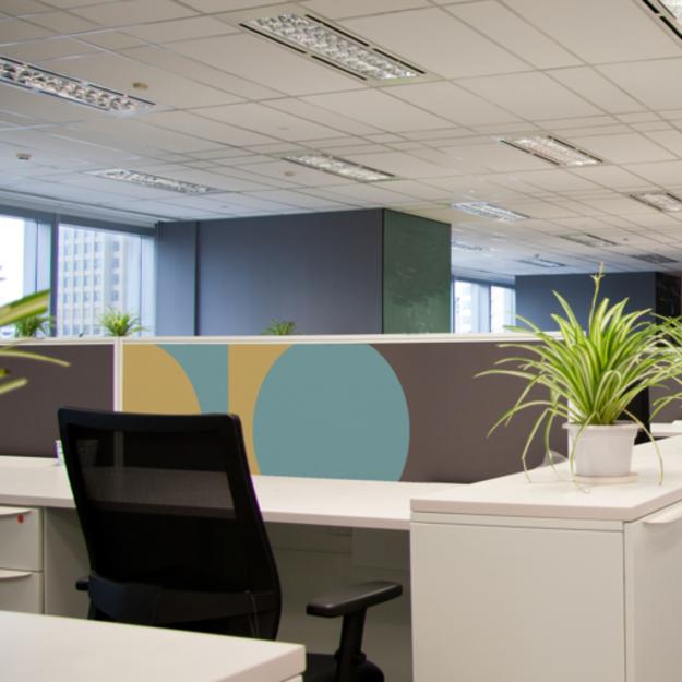 Cloison acoustique pour bureau. Parfait pour réduire les nuisances sonores et donner à vos employés un environnement silencieux.