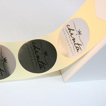 Etiquette autocollante argentée personnalisée en rouleau. Stickers rond, belle couleur argent.