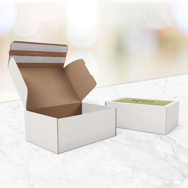 Scatola di spedizione con lembo autosigillante