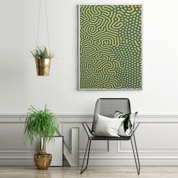 Panneau acoustique suspendu à un mur. Le panneau acoustique est de couleur verte et jaune.