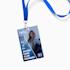 Cartes PVC imprimées rectangulaires avec perforation allongée, idéale avec un lanyard à personnaliser sur HelloPrint