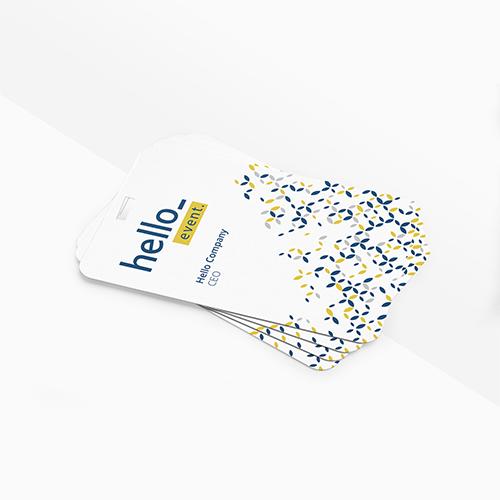 Een PVC kaart met driehoeksvorm gat beschikbaar met bedrukking van eigen logo en afbeelding op DrukwerkMAX.