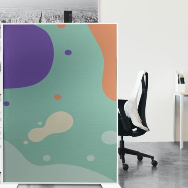 La cloison acoustique est parfaite pour séparer les bureaux les uns de autres tout en isolant du bruit. À personnaliser pour ajouter une décoration à vos pièces.