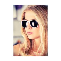 Eine weiße, preisgünstige Sonnenbrille erhältlich bei Helloprint mit individuellen Druckoptionen.