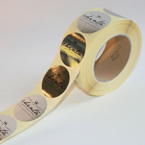 Etiquette autocollante argentée personnalisable en rouleau. Jolie couleur métallique, idéal pour les fêtes de fin d'année