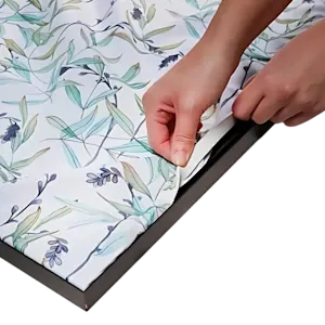 Photo de collègues suspendue au mur d'une entreprise. 