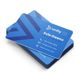 Goedkope witte plastic kaartjes van Drukzo. Gebruik ze als extra opvallend visitekaartje!