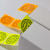 Rouleau d'étiquettes adhésives fluorescentes jaunes et oranges