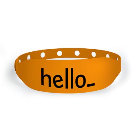 Un bracelet événementiel orange en vynil résistant pour les festivals, personnaliser avec votre visuel sur HelloprintConnect
