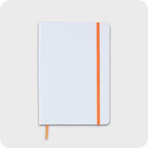Een wit notitieboekje met oranje elastiek en lint.