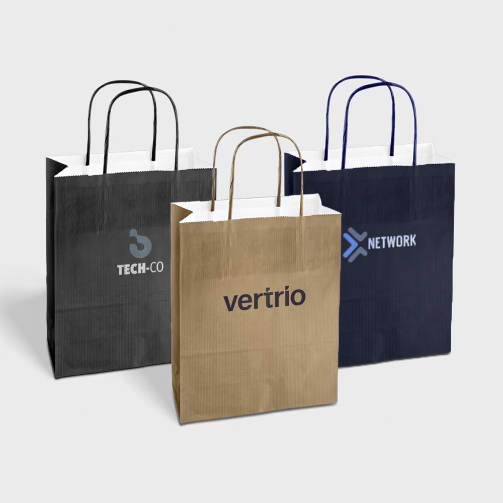 Een zwarte kraft papieren tas goedkoop laten bedrukken met je bedrijfsnaam of logo bij HelloPrint.