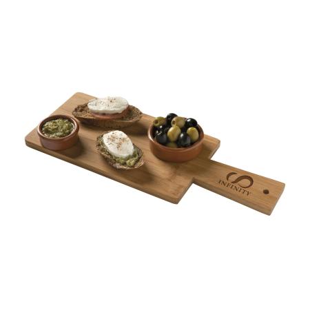 Premium Schneidebrett und Servierplatte aus Holz für Käse und Oliven. Erhältlich bei Helloprint.