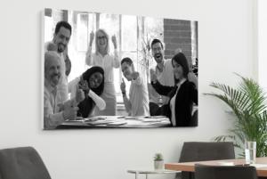 Photo de collègues suspendue au mur d'une entreprise. 