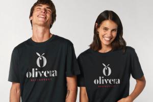 Personalised clothing printed with your restaurant's name - available online with Helloprint