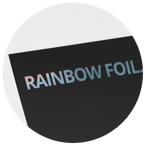 Printprodukte mit silberner Regenbogenfolienveredelung, erhältlich bei Helloprint