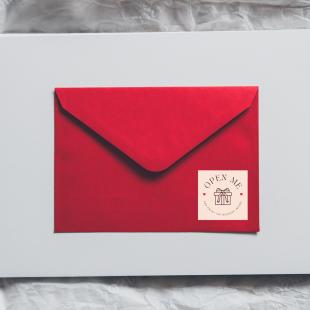 Impression d'adresse retour (noir) sur des enveloppes rouges