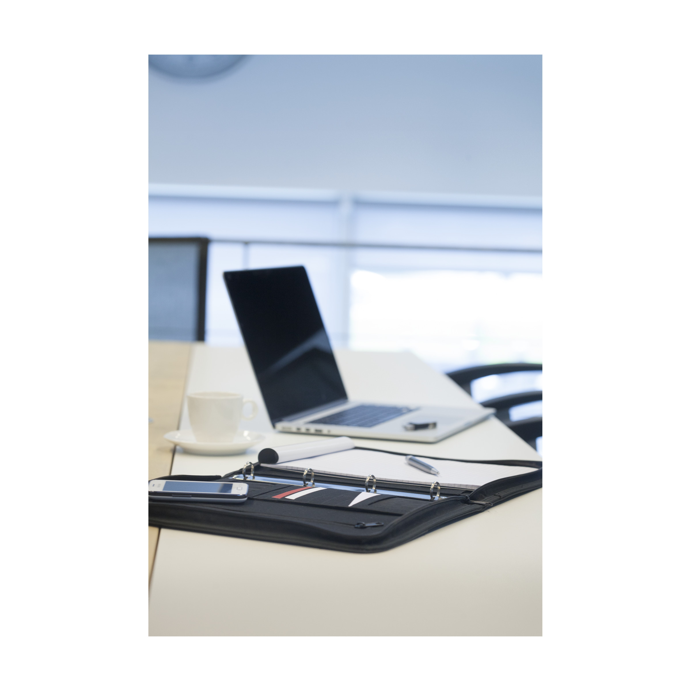 Document pouch which can be placed on a work desk for easy access. At Helloprint it can be personalised with company logo.